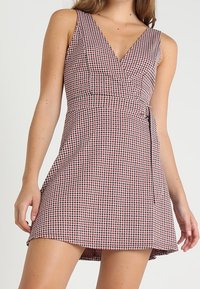 Miss Selfridge Pouzdrové šaty - metallic red