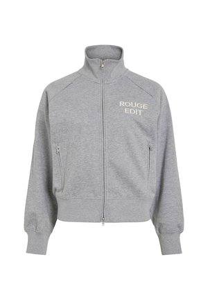 Pilkas užsegamas švarkelis su aukštu apykakliu, dviem šoninėmis kišenėmis ir šviesios spalvos siuvinėta užrašu „ROUGE EDIT“ ant krūtinės. Minkšta medžiaga ir laisvas kirpimas.