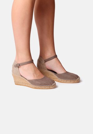 Hnědé espadrilky na wedges s pletenými juty podpatky, textilní svršek, popruh kolem kotníku a zaoblená špička, s texturovaným designem.