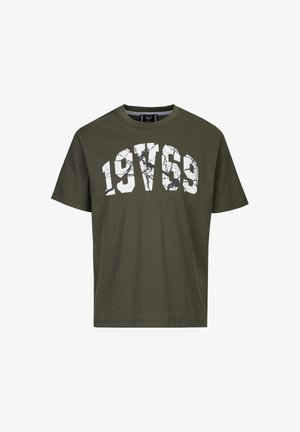 Olivenfarbendes Baumwoll-T-Shirt mit kurzen Ärmeln, das auf der Brust einen weißen, rissigen Druck der Zahl "19769" zeigt.