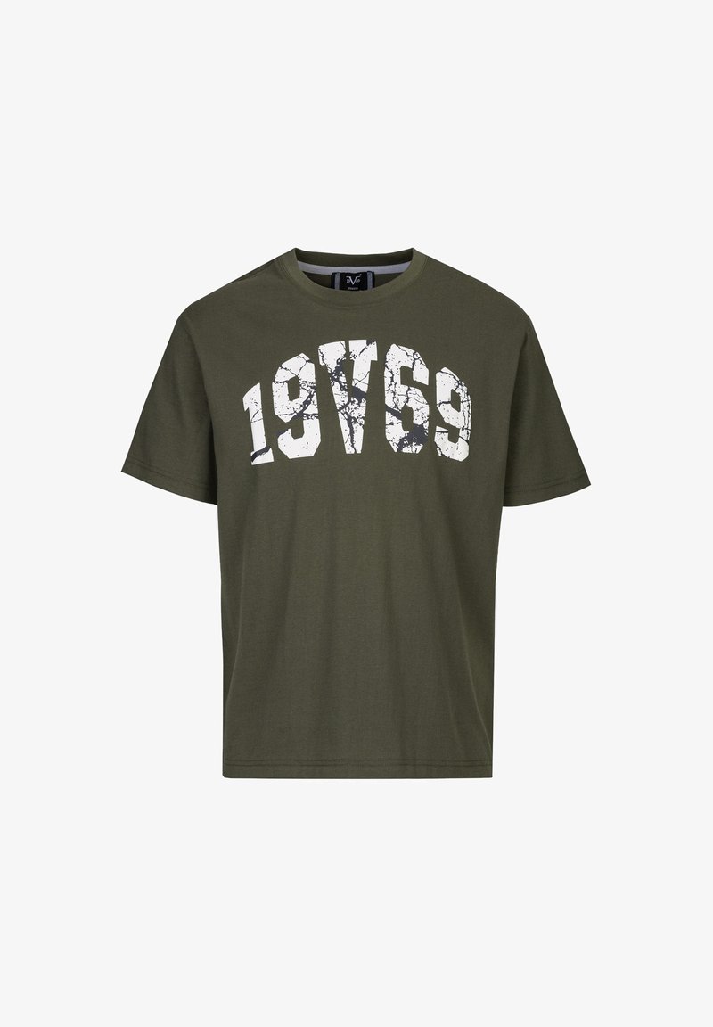 Olijfgroen katoenen T-shirt met korte mouwen, voorzien van een witte gebarsten afdruk van het nummer "19769" op de borst.