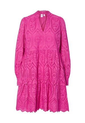 Roosa kleit V-kaeluse ja pikkade varrukatega, millel on peent tikandit ja lõikeid, lahvatas kihiline seelik ja lopsakas serv.