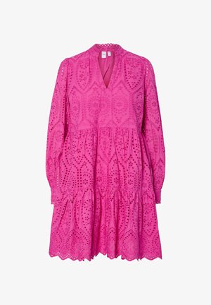 Vestido rosa con cuello en V y mangas largas, con bordados intrincados y recortes, falda acampanada de volantes en capas y dobladillo con borde en forma de ondas.