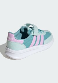 Baskets de sport turquoise et rose avec une bande velcro, tige en tissu, design à trois bandes et semelle blanche rembourrée.