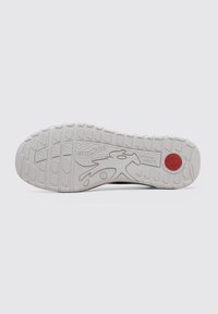Suela de zapato con una textura de goma blanca, patrones hexagonales, un logo circular rojo y el nombre de la marca "Fluchos" grabado.