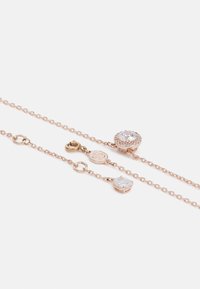 Bracciale in oro rosa con due catene che presentano gemme chiare, tonde e a forma di cuore con incastonature elaborate e piccoli accenti esagonali.