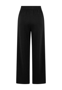 Černé široké kalhoty vyrobené z měkké látky, s elastickým páskem a dvěma zadními kapsami, s hladkým povrchem a bez viditelných vzorů.