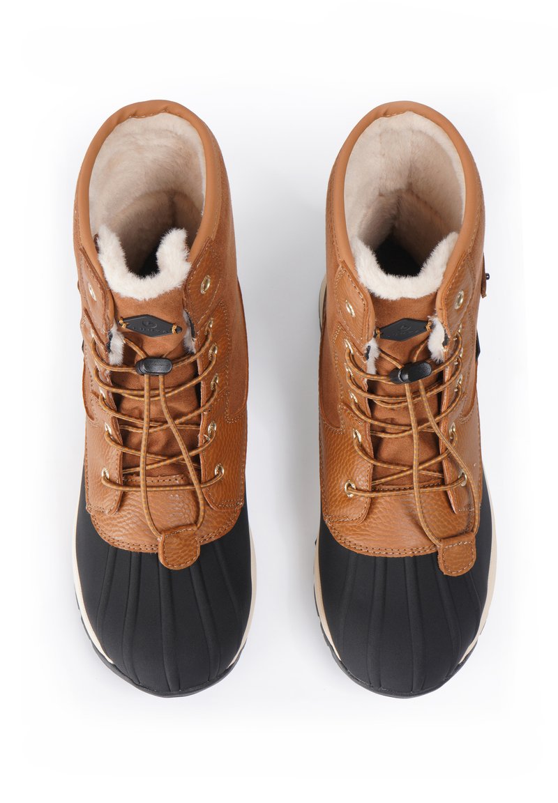 Braune Lederwinterstiefel mit strukturiertem Obermaterial, weißem Fleecefutter und schwarzen Gummisohlen. Mit goldenen Ösen und robustem Design.