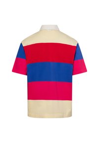 Korte mouwen rugbyshirt met brede horizontale strepen in crème, rood, blauw en roze, getoond van de achterkant met een witte kraag.