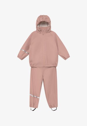 Vodoodporna roza dežna obleka s kapuco, z odprtjem na zadrgo in odsevnimi detajli. Ima elastične manšete in prilagodljive trakove za noge.