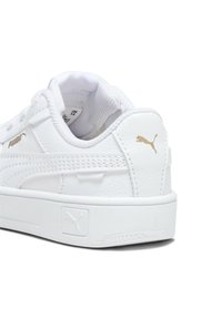 Biele tenisky s textúrovaným koženým zvrškom, šnurovaním, polstrovaným golierom a zlatými akcentmi, na boku a päte s logom Puma.