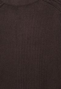 Maglione marrone a costine con un design a maglia testurizzato. Presenta un collo a giro e sottili variazioni di tonalità sul tessuto.