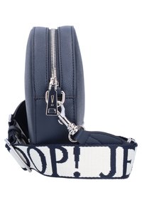Borsa in pelle testurizzata blu navy con zip argentata. Presenta una larga tracolla con motivo e il testo "STOP!" e una chiusura in metallo.