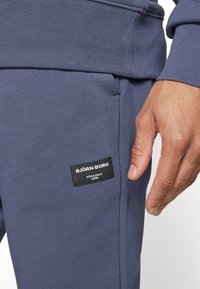 Björn Borg CENTRE TAPERED PANTS - Treniņtērpa apakšdaļas - odyssey gray