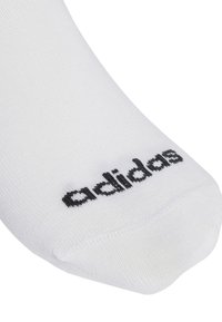 Calcetín de algodón blanco con una textura suave y el logo "adidas" en negro cerca del dedo del pie. El diseño es simple y uniforme, sin patrones.