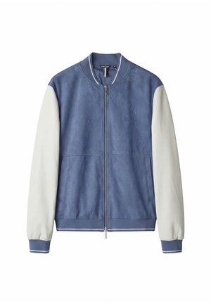 Giacca bomber da uomo con corpo in camoscio blu, maniche in pelle bianca, cerniera frontale e collo e polsini a coste blu con dettaglio a strisce bianche.