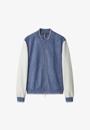 Giacca bomber da uomo con corpo in camoscio blu, maniche in pelle bianca, cerniera frontale e collo e polsini a coste blu con dettaglio a strisce bianche.