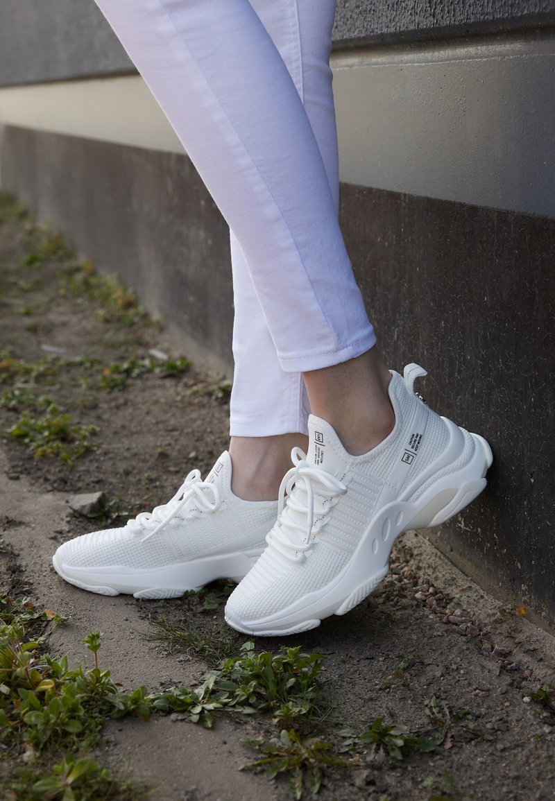 steve madden tenis grandes blancos