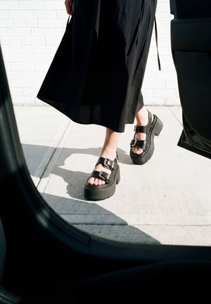 Buffalo, VICIOUS ATHENA BUCKLE - Platvormsandaalid - black