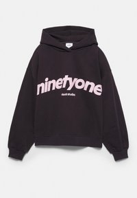 Sweat à capuche noir avec « ninetyone » en grandes lettres roses et « visual studies » en texte blanc plus petit en dessous sur le devant.