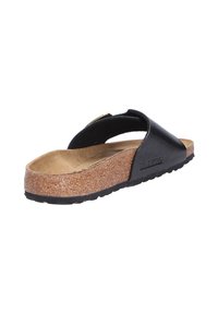 Infradito in pelle nera con soletta in sughero, suola in gomma testurizzata e una singola fascia nera sopra per una vestibilità sicura.