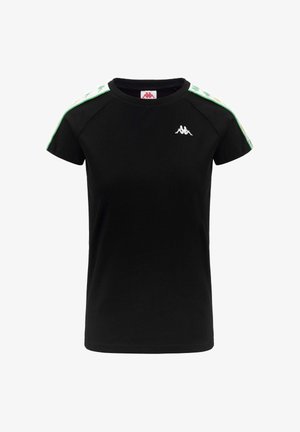 T-shirt nera con colletto rotondo, maniche corte a raglan, logo bianco sul petto e dettagli a fantasia verde sulle spalle.