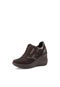 Sneaker marrone con una combinazione di materiali scamosciati e in mesh, dotato di una suola a zeppa testurizzata e dettagli decorativi in pelle.