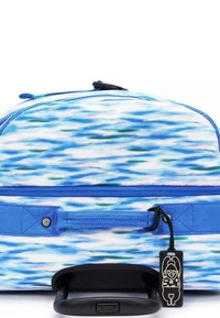 Borsa da viaggio blu con motivo astratto simile all'acqua, materiale in tessuto, ruote nere, maniglia superiore e distintivo tag di charme attaccato.