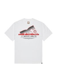 Biela bavlnená tričko s veľkým grafickým dizajnom v čiernej a červenej farbe, obsahujúci text a akcent v tvare hviezdy. Štýl s okrúhlym výstrihom, krátke rukávy.