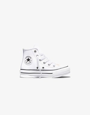 Zapatilla alta Converse All Star blanca con parche de logo negro, cordones blancos y suela de goma con rayas negras sobre fondo blanco.