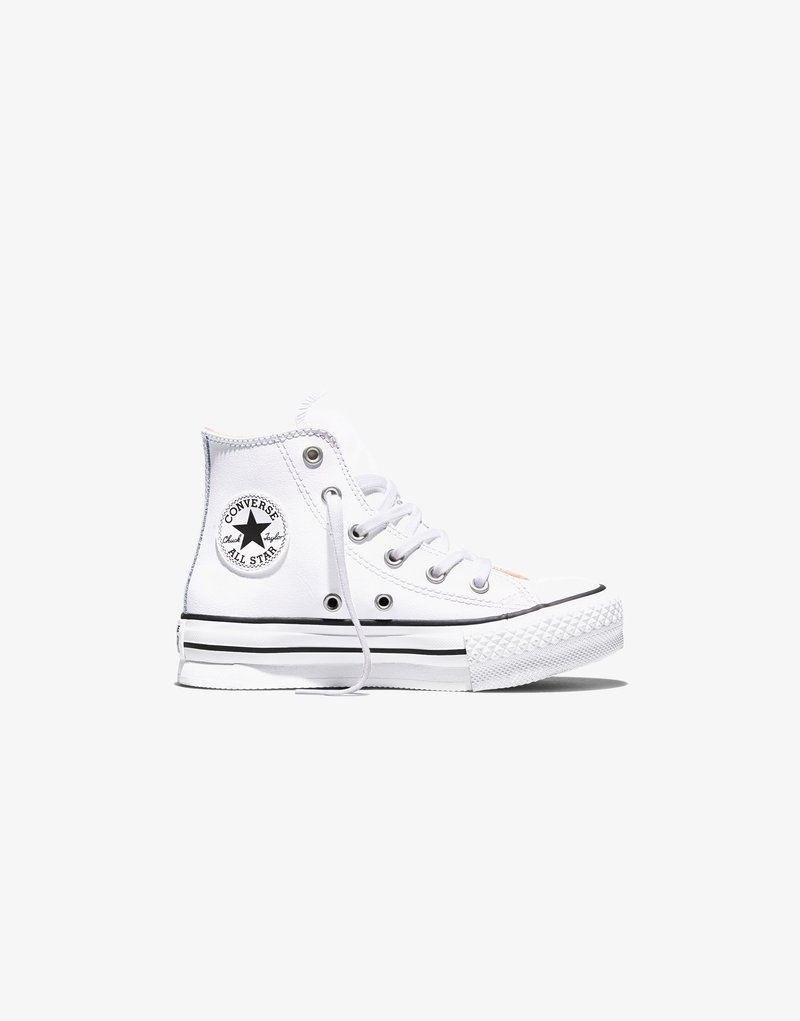 Bela visoka teniska superga Converse All Star s črnim logotipom, belimi vezalkami in gumijastim podplatom s črnimi črtami na belem ozadju.