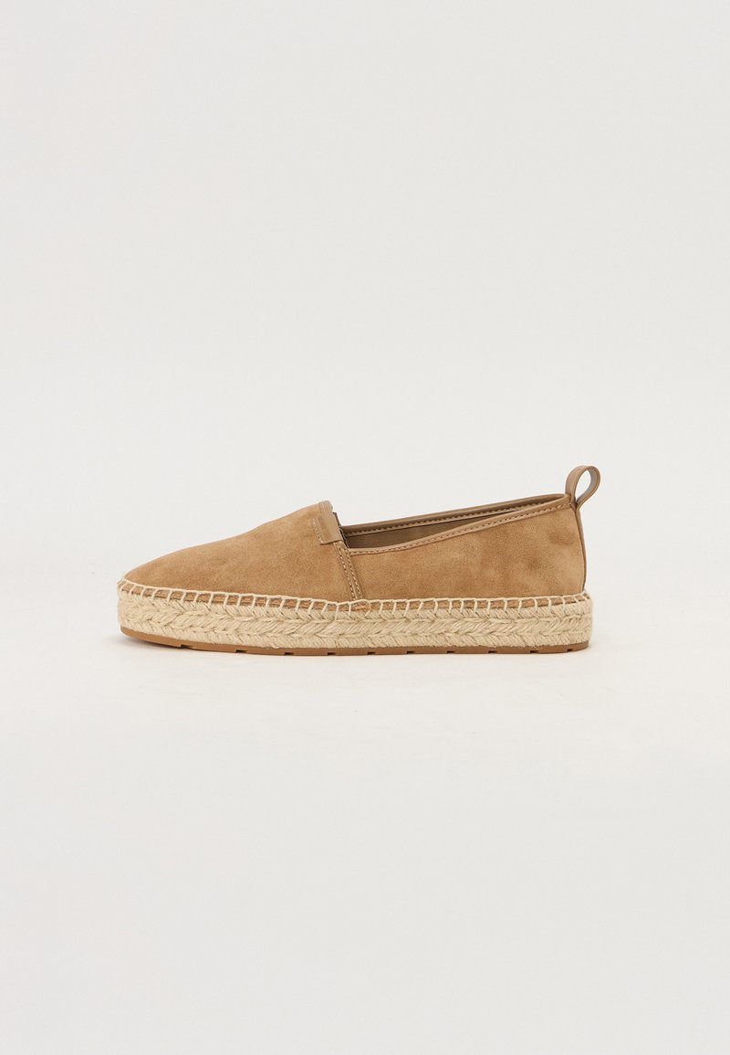 Barna velúr espadrille slip-on cipő, fonott juta talppal. Kerek orrú, hátul kis hurkos dizájnnal, ami megkönnyíti a felhúzást.