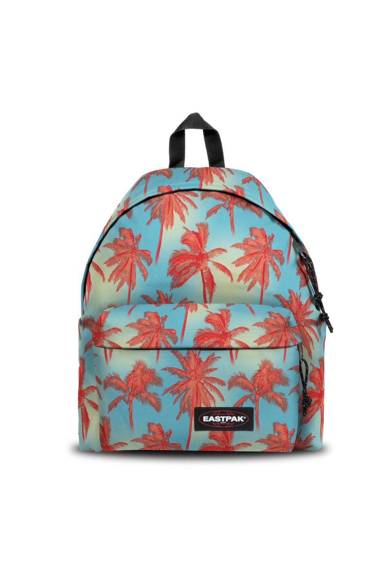 Mochila de tejido azul claro con un patrón de palmeras rojas. Cuenta con un bolsillo frontal con cremallera y una etiqueta de logo negra. Forma redonda con un asa negra.