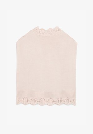 Dzianinowy krótki sweter w delikatnym różowym kolorze, z falbaniastym koronkowym wykończeniem przy dekolcie i dolnym brzegu, wykonany z teksturowanej, lekkiej tkaniny.