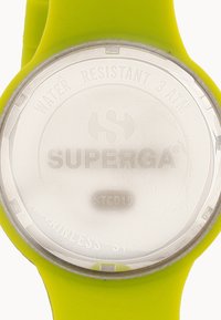 Rumena silikonska ura s prozornim hrbtom. Ima "SUPERGA" blagovno znamko, je vodoodporna do 3 ATM in ima detajle iz nerjavečega jekla.