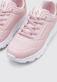 Sneaker sintetiche rosa chiaro con pannelli in rete per la traspirabilità, dotate di lacci tondi, un tallone testurizzato e una suola in gomma bianca.