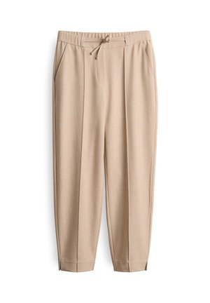 Pantaloni beige su misura con tasche frontali, pieghe, vita con cordoncino e spacco alle caviglie, mostrati su uno sfondo bianco.