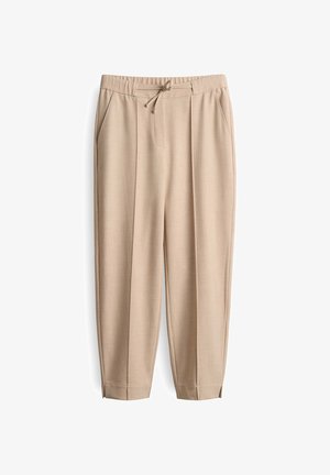 Beige op maat gemaakte broek met voorzakken, plooien, een trekkoord in de taille en enkelopeningen, weergegeven op een witte achtergrond.