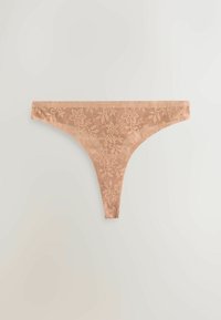 Tanga din dantelă de culoare nud, cu modele florale, textură moale și acoperire frontală minimă, proiectată cu laterale subțiri și spate tăiat înalt.
