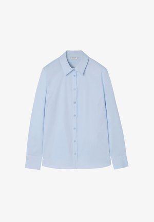 Svijetloplava košulja dugih rukava s klasičnim ovratnikom, zatvaranjem na tipke sprijeda i glatkom teksturom tkanine. Ima manžete na dugmad i ravni rub.