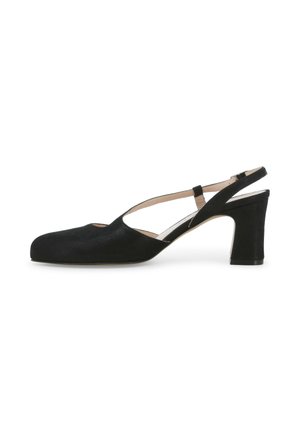 Décolleté slingback in camoscio nero con punta quadrata, tacco a blocco di media altezza e sottile cinturino alla caviglia con fibbia.