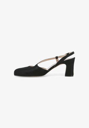 Décolleté slingback in camoscio nero con punta quadrata, tacco a blocco di media altezza e sottile cinturino alla caviglia con fibbia.