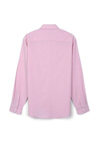 Hellrosa langärmliges Hemd mit geradem Saum, Rückpasse und geknöpften Manschetten. Der Stoff wirkt strukturiert; der Kragen ist Standard.