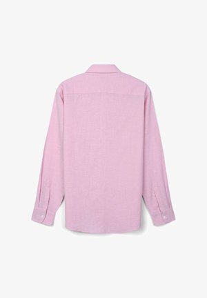 Hellrosa langärmliges Hemd mit geradem Saum, Rückpasse und geknöpften Manschetten. Der Stoff wirkt strukturiert; der Kragen ist Standard.