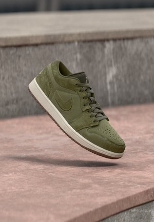 Jordan AIR JORDAN 1 LOW SE CRAFT - Αθλητικά παπούτσια - cargo khaki/khaki/coconut milk/med brown
