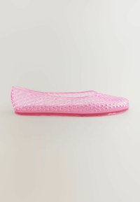 Růžové, poloprůhledné baletky vyrobené z flexibilního materiálu. Mají strukturovaný povrch s geometrickými výřezy a plochou podrážku.