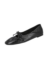 Bailarina negra hecha de cuero texturizado, con puntera redondeada y un lazo decorativo en la parte delantera. Suela plana y diseño minimalista.