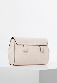 Borsa texture rosa chiaro con motivo in rilievo, chiusura a pattina e due ganci metallici. Realizzata in materiale sintetico liscio.