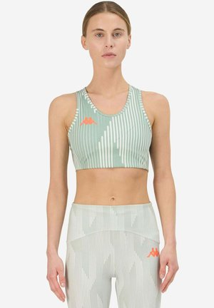 Top corto sportivo verde chiaro con righe verticali e logo arancione sul lato sinistro; texture liscia; design sportivo.