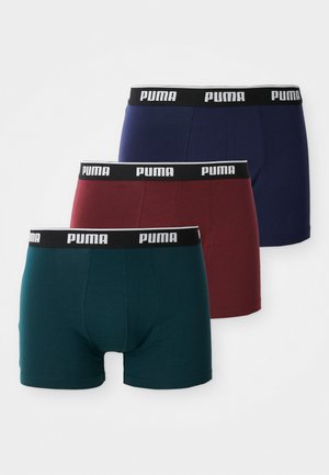 Trei perechi de boxeri în nuanțe de navy, burgund și verde închis. Fiecare are un elastic negru cu "PUMA" în text alb. Textură de țesătură netedă.